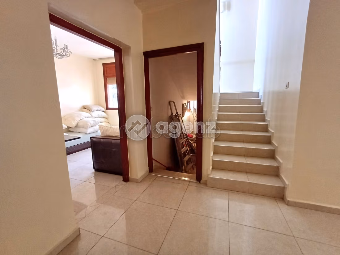 Magnificent villa for sale in Hay Dakhla. 6 rooms. Parking spaces and garden