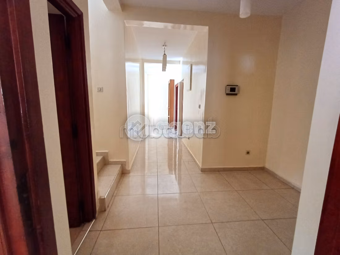 Magnificent villa for sale in Hay Dakhla. 6 rooms. Parking spaces and garden