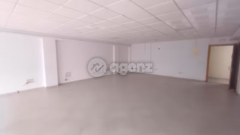Ufficio in affitto a Nouvelle Ville. Superficie totale 95 m². Ascensore e posto auto