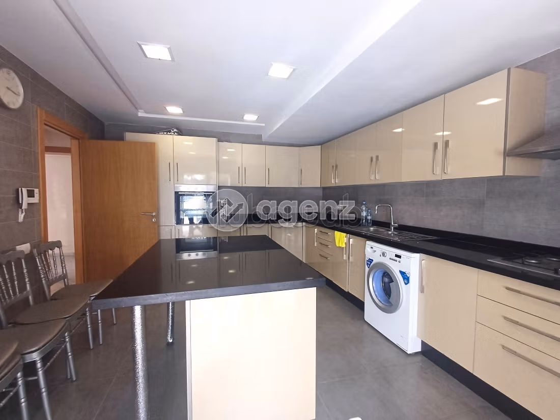 Vendita villa di lusso a Harhoura. Superficie 316 m². Posto auto e giardino