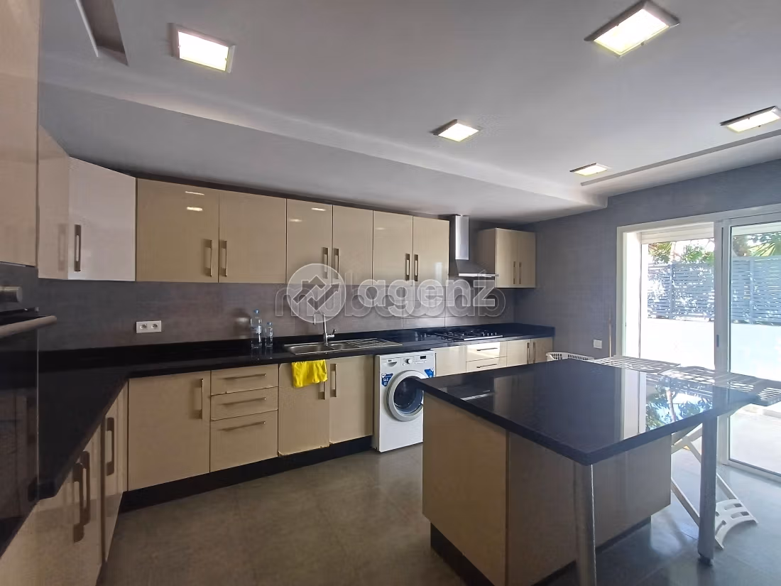 Vendita villa di lusso a Harhoura. Superficie 316 m². Posto auto e giardino