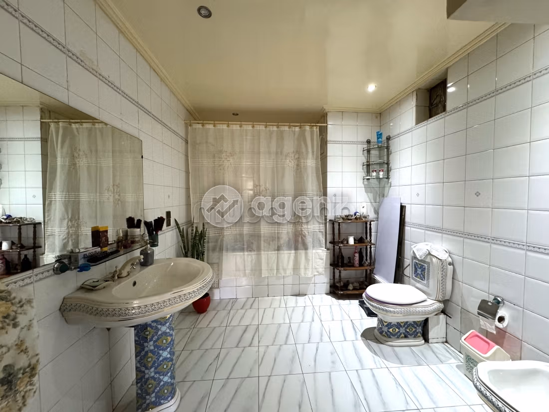 Bonito piso en venta. Superficie 310 m². Ascensor y plazas de aparcamiento