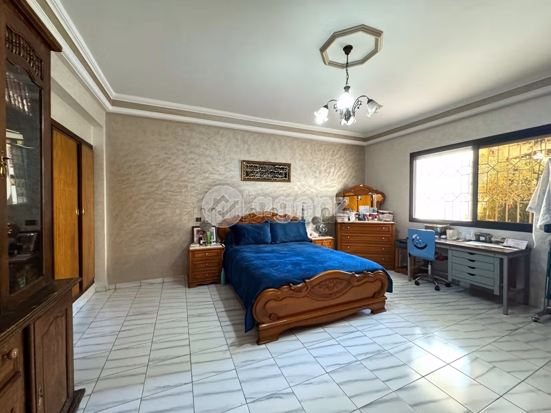 Bonito piso en venta. Superficie 310 m². Ascensor y plazas de aparcamiento