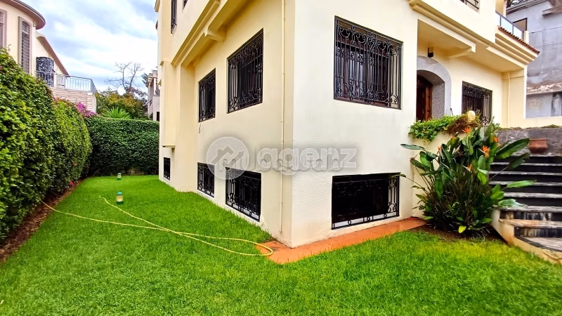 Suntuosa villa en venta en La Siesta. 6 bonitas habitaciones. Trastero