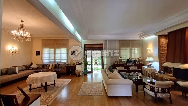 Suntuosa casa en venta en Sidi Maarouf. Superficie de 318 m². Armarios