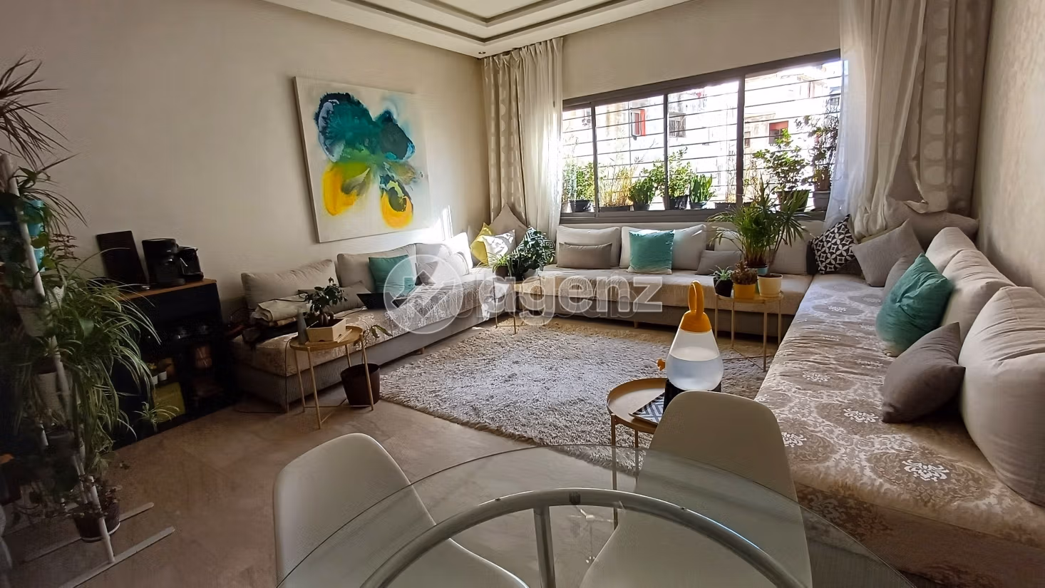 Sale of a lovely apartment in Bourgogne Ouest. 3 lovely rooms. Lift and parking