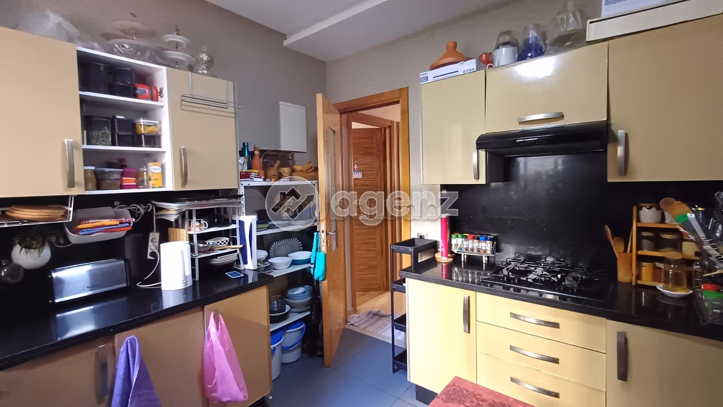 Sale of a lovely apartment in Bourgogne Ouest. 3 lovely rooms. Lift and parking