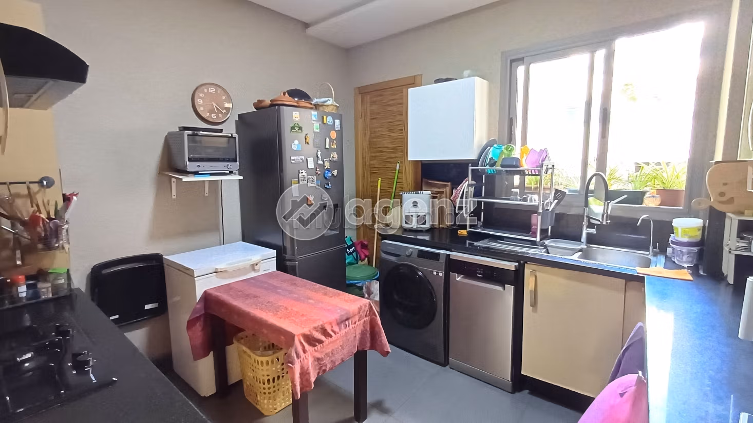 Sale of a lovely apartment in Bourgogne Ouest. 3 lovely rooms. Lift and parking