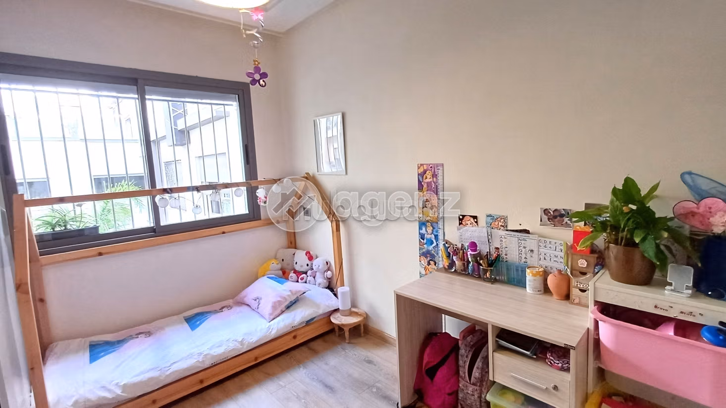 Sale of a lovely apartment in Bourgogne Ouest. 3 lovely rooms. Lift and parking