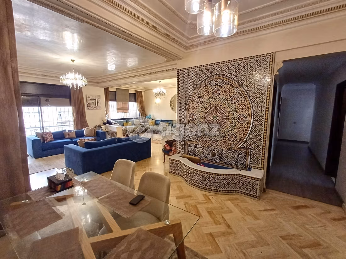 Fabulous apartment for sale in Californie. Area 180 m². Parking spaces