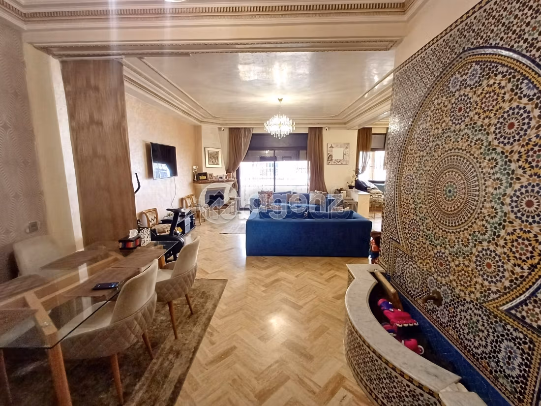 Fabulous apartment for sale in Californie. Area 180 m². Parking spaces