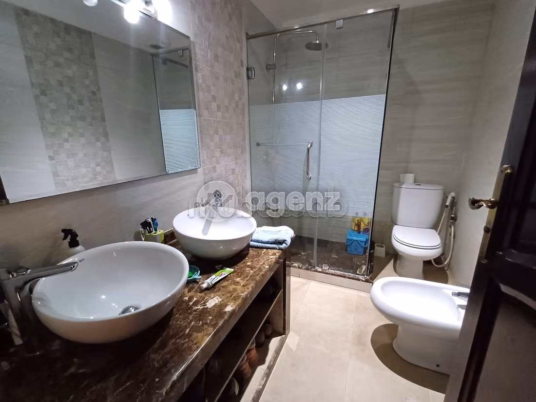 Fabulous apartment for sale in Californie. Area 180 m². Parking spaces