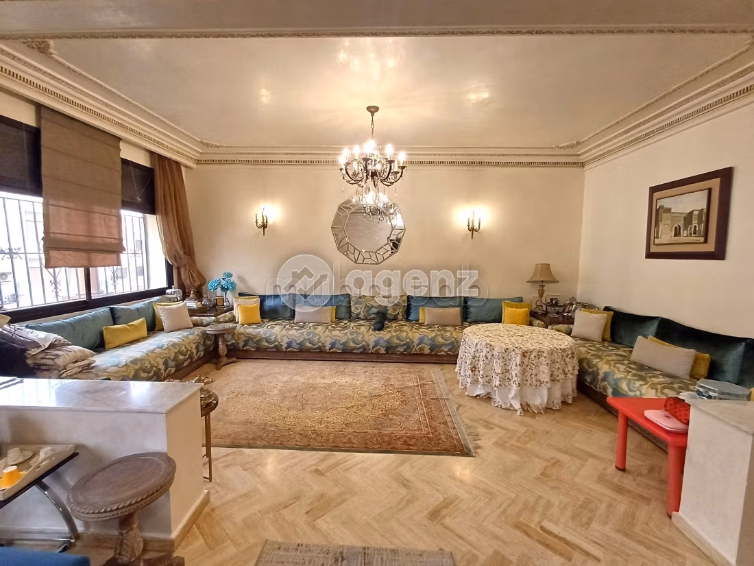 Fabulous apartment for sale in Californie. Area 180 m². Parking spaces