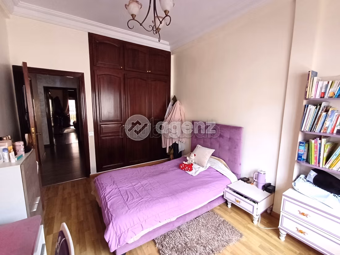Fabulous apartment for sale in Californie. Area 180 m². Parking spaces