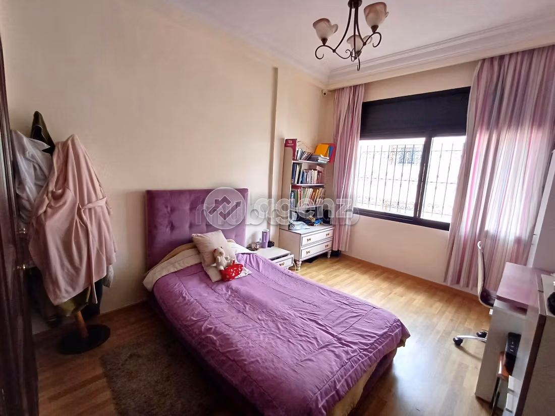 Fabulous apartment for sale in Californie. Area 180 m². Parking spaces