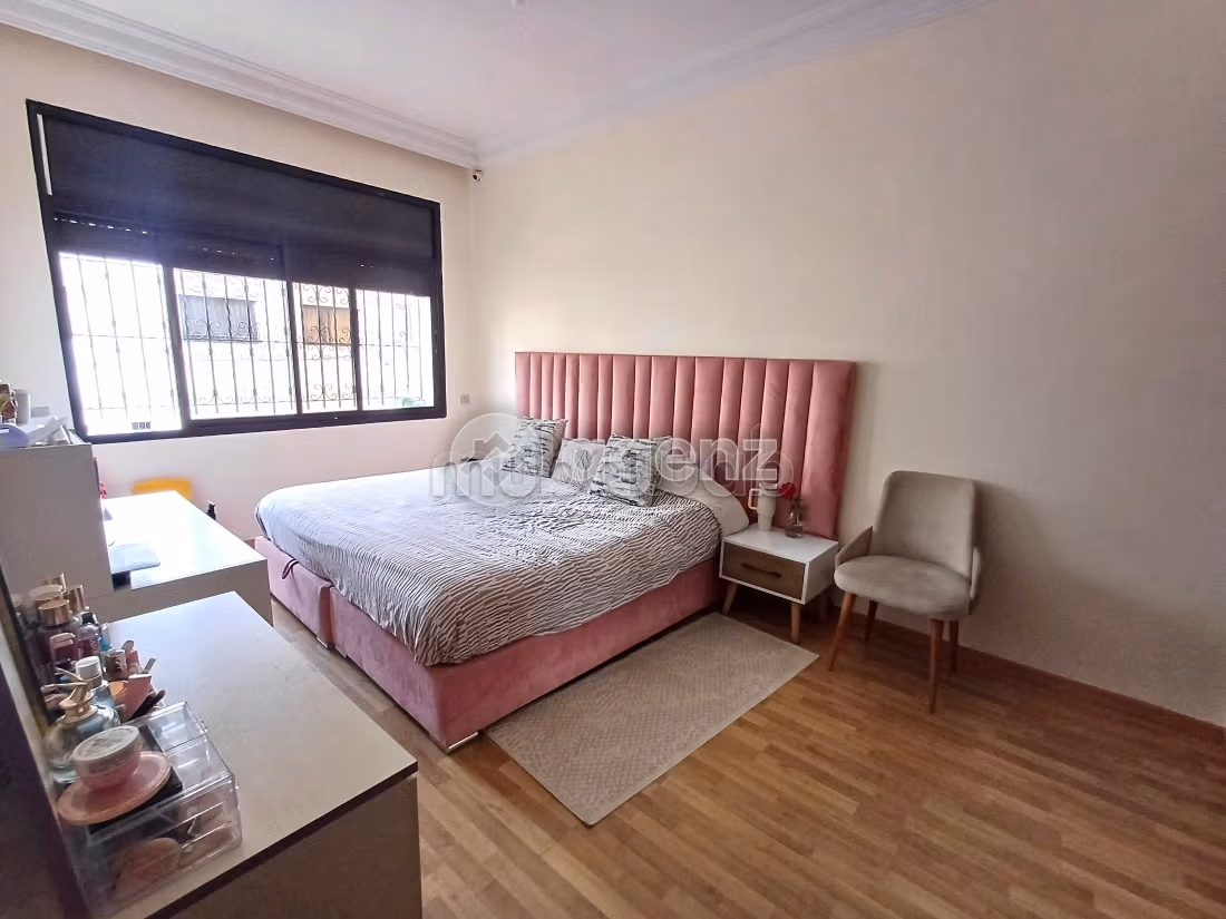 Fabulous apartment for sale in Californie. Area 180 m². Parking spaces