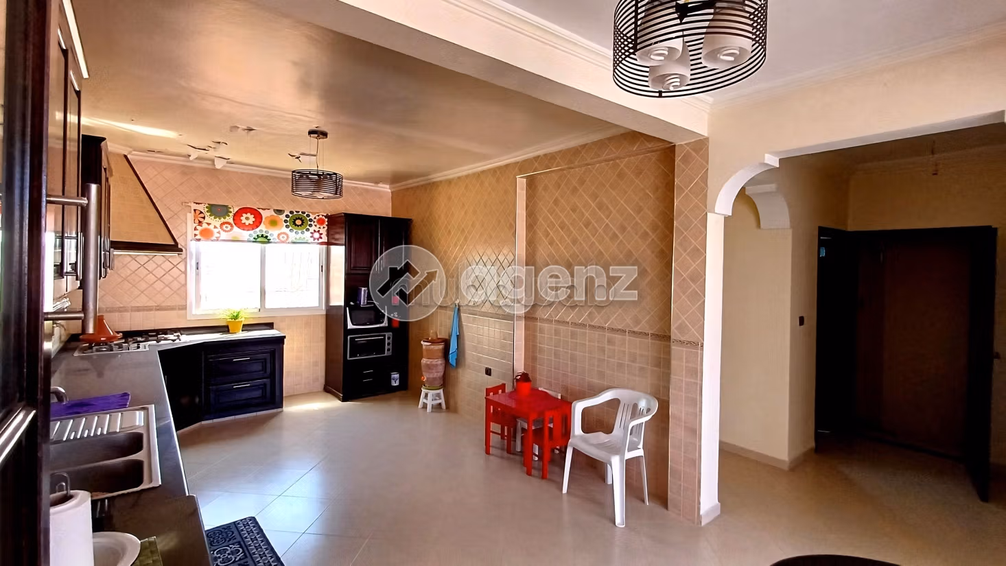 Acquista casa. 6 belle camere da letto. Garage e terrazzo