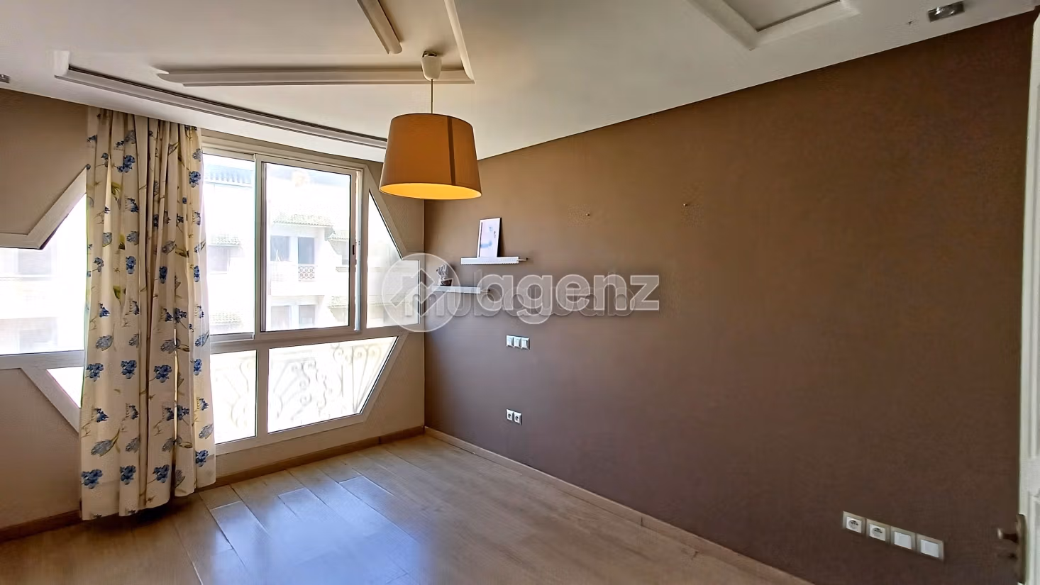 Acquista casa. 6 belle camere da letto. Garage e terrazzo
