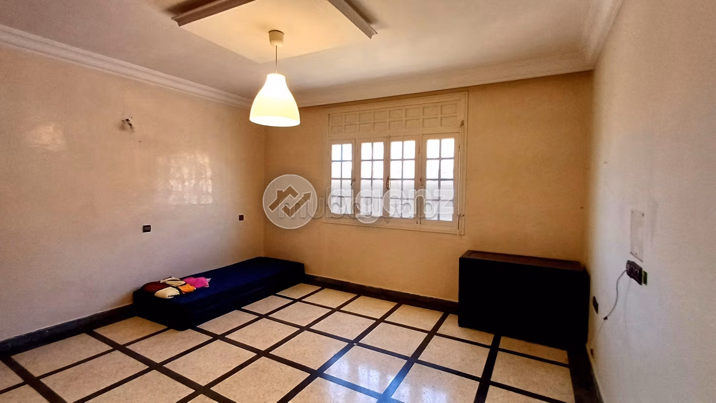 Acquista casa. 6 belle camere da letto. Garage e terrazzo