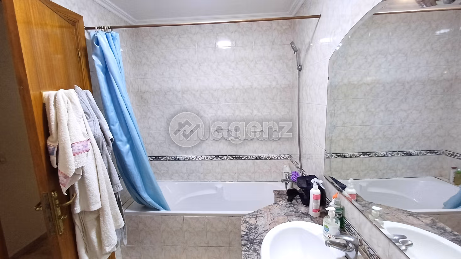 Beautiful apartment for sale. Area 80 m². With garage and lift