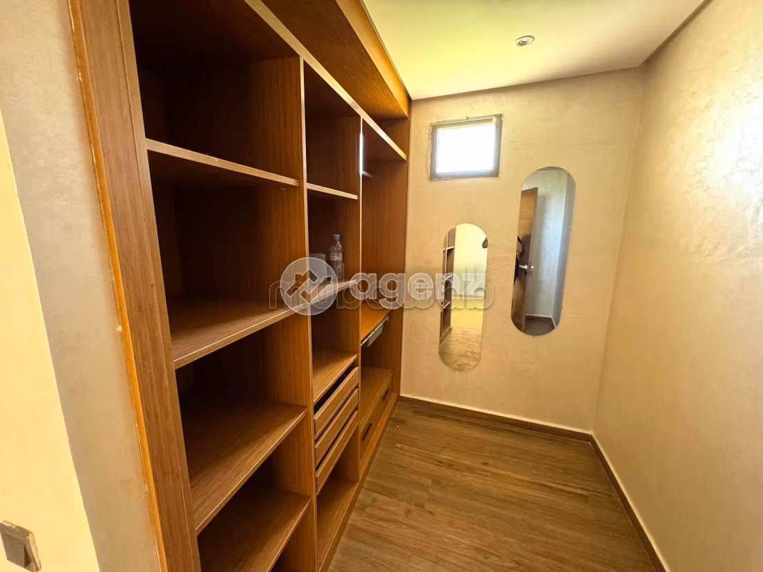 High quality villa for sale. Area 2000 m². Cellar, Large terrace