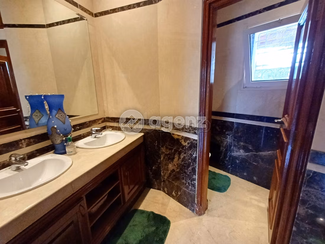 Casa de lujo en venta en Californie. Dimensión 1150 m². Plazas de parking y jardín