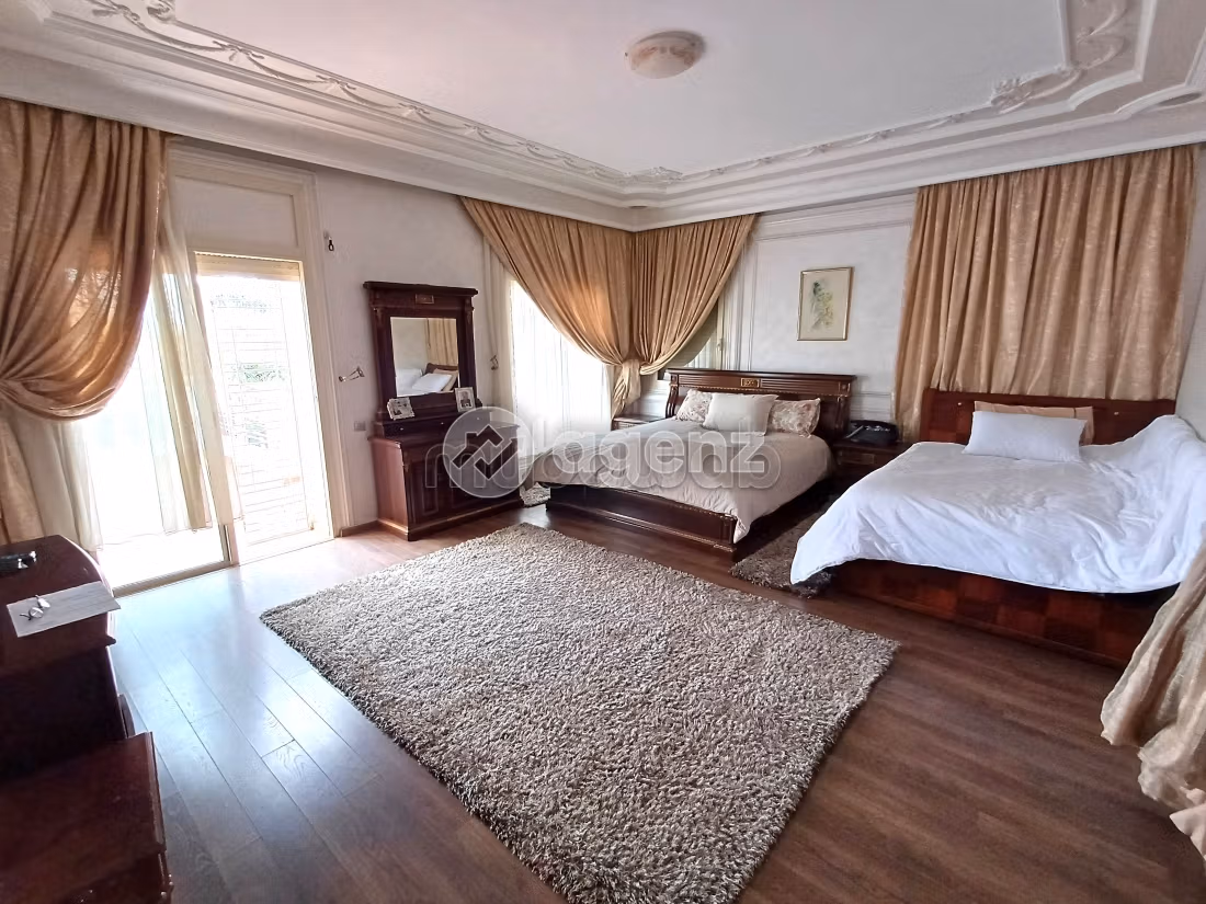Casa de lujo en venta en Californie. Dimensión 1150 m². Plazas de parking y jardín