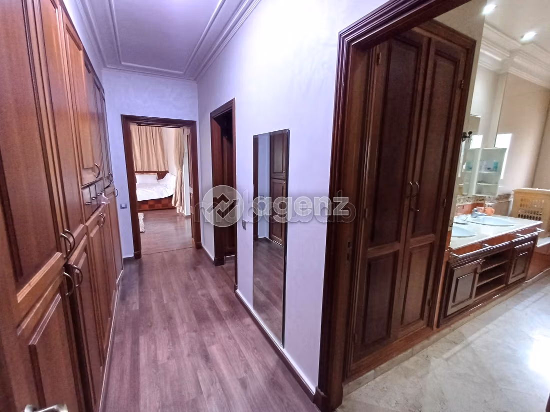 Casa de lujo en venta en Californie. Dimensión 1150 m². Plazas de parking y jardín