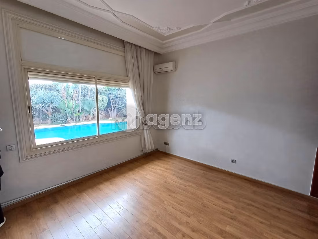 Casa de lujo en venta en Californie. Dimensión 1150 m². Plazas de parking y jardín