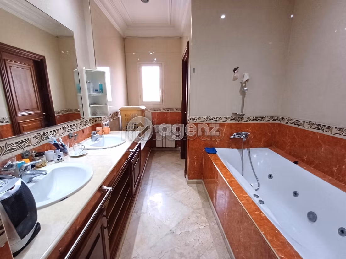 Casa de lujo en venta en Californie. Dimensión 1150 m². Plazas de parking y jardín