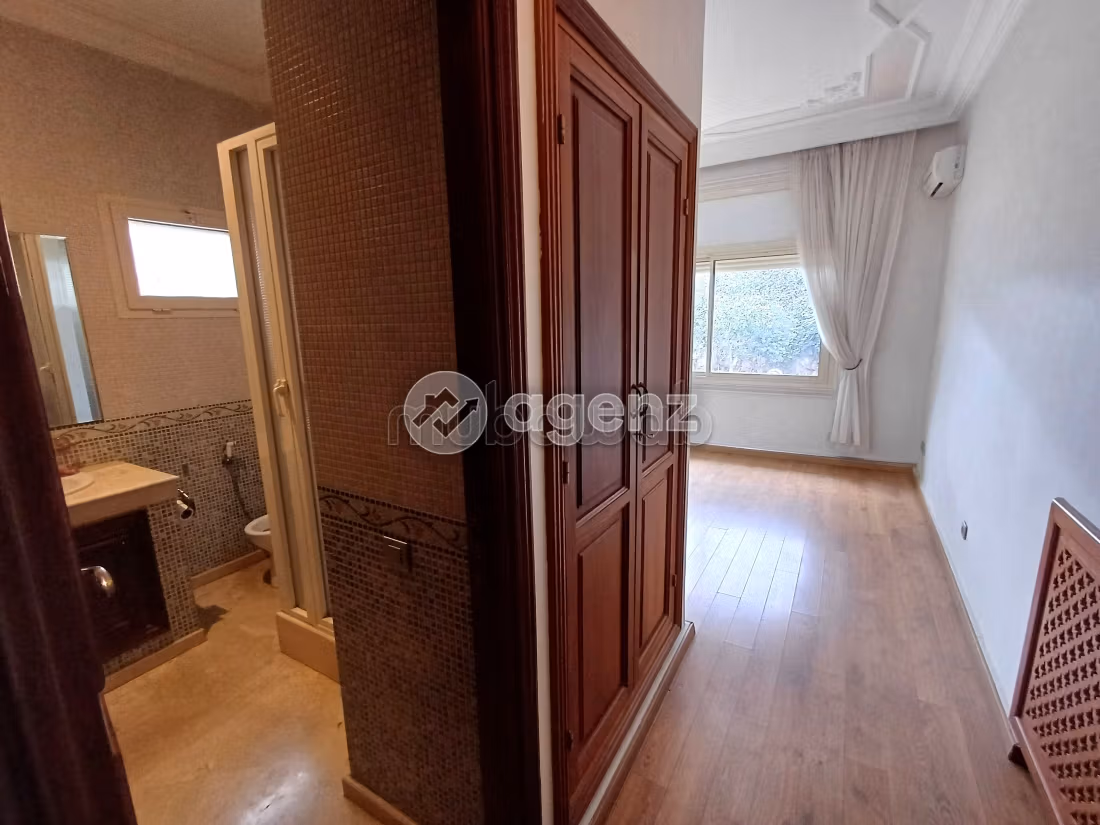 Casa de lujo en venta en Californie. Dimensión 1150 m². Plazas de parking y jardín