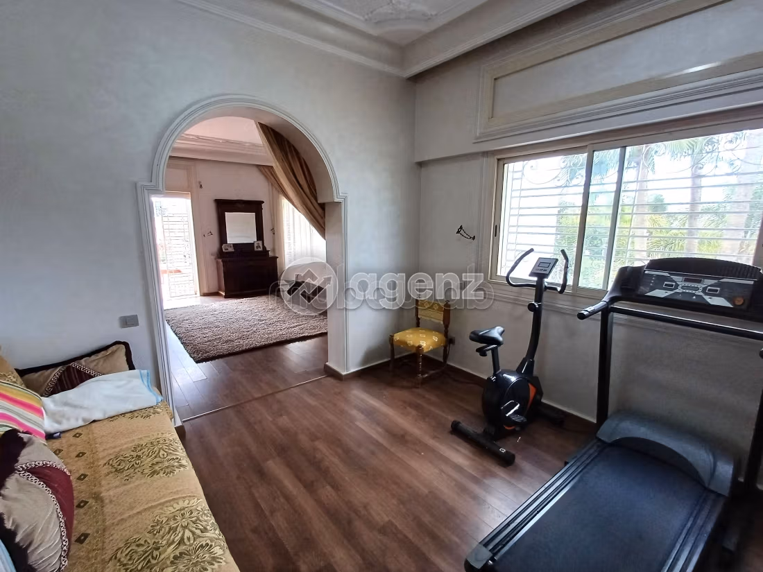 Casa de lujo en venta en Californie. Dimensión 1150 m². Plazas de parking y jardín