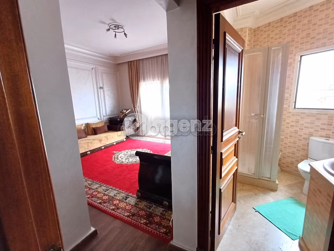 Casa de lujo en venta en Californie. Dimensión 1150 m². Plazas de parking y jardín