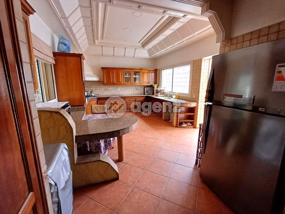 Casa de lujo en venta en Californie. Dimensión 1150 m². Plazas de parking y jardín