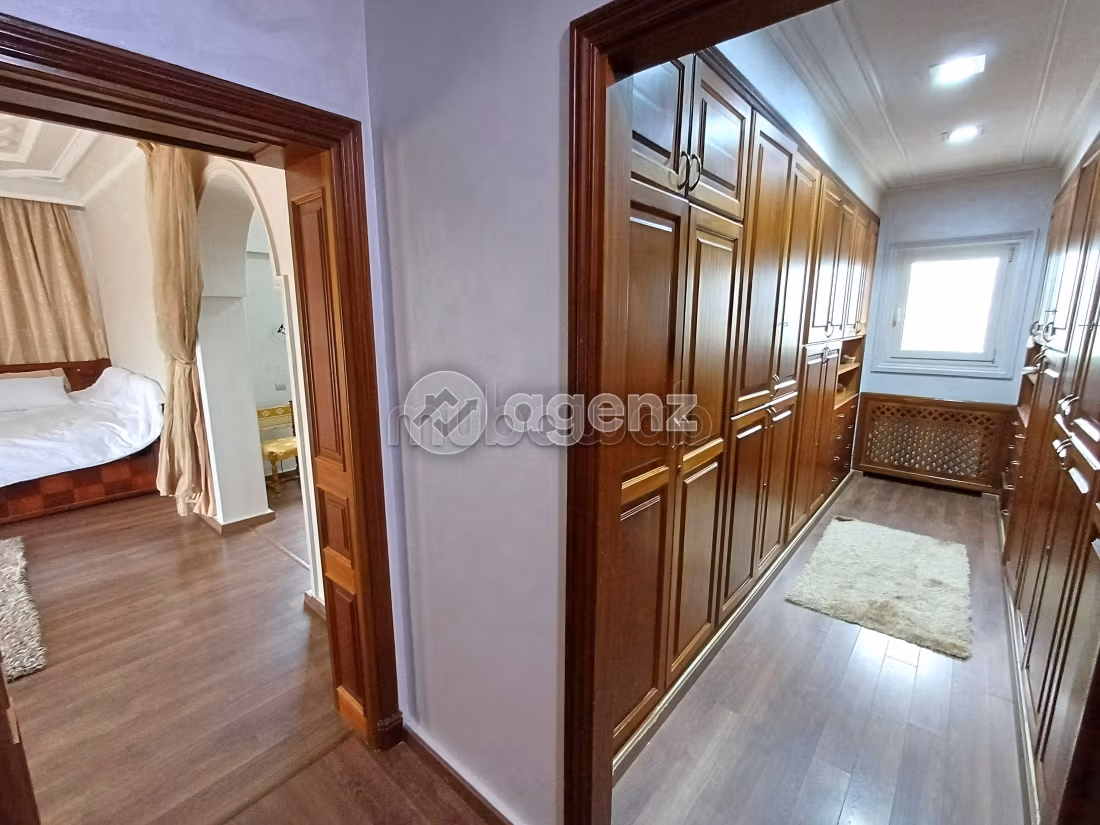 Casa de lujo en venta en Californie. Dimensión 1150 m². Plazas de parking y jardín