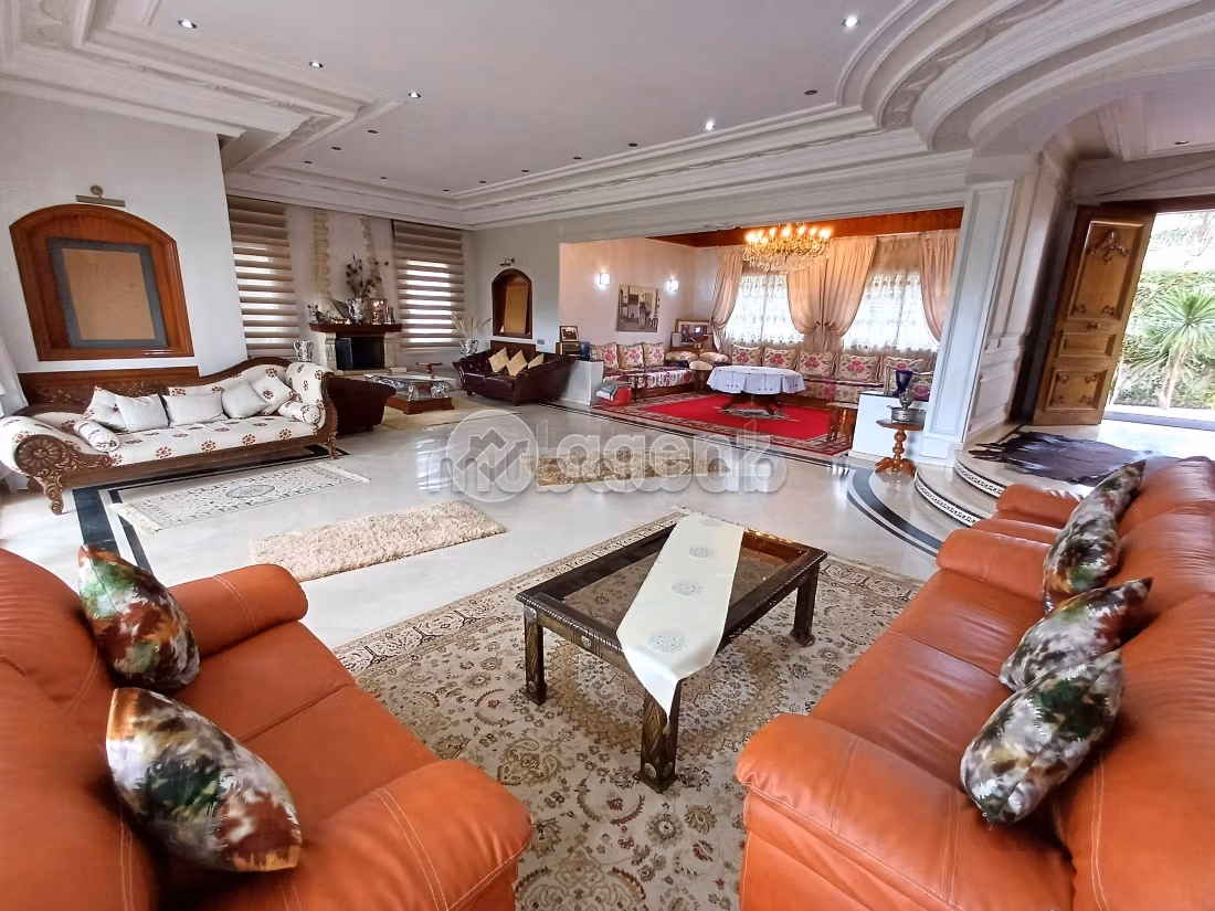 Casa de lujo en venta en Californie. Dimensión 1150 m². Plazas de parking y jardín
