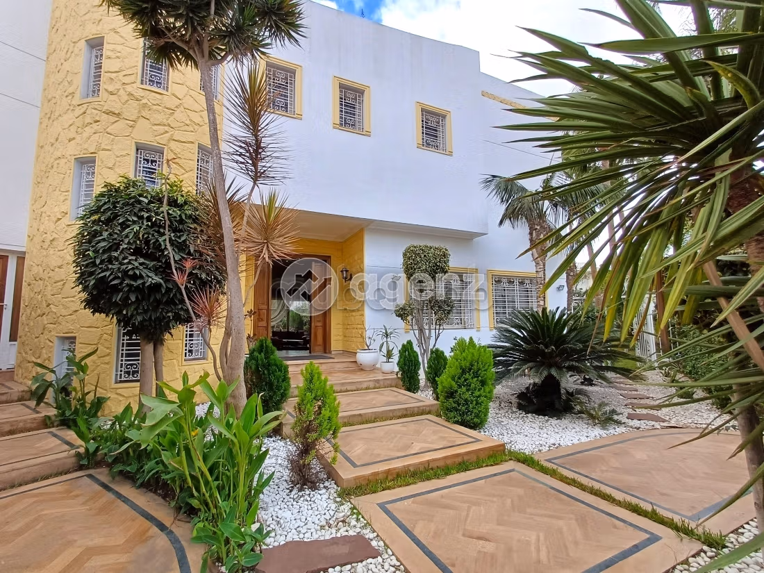 Casa de lujo en venta en Californie. Dimensión 1150 m². Plazas de parking y jardín