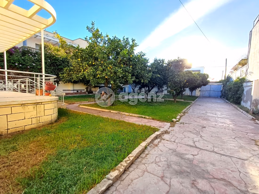 Luxury Villa for sale in Californie. Area 943 m². Parking spaces
