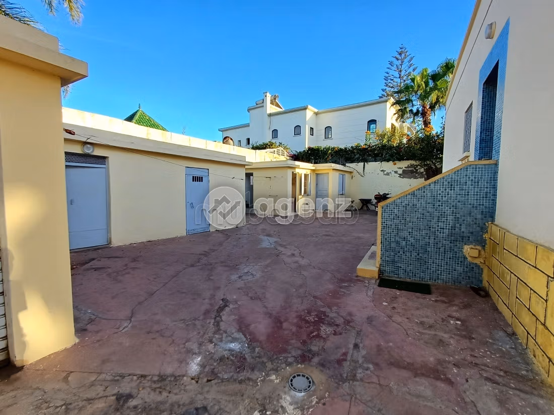 Luxury Villa for sale in Californie. Area 943 m². Parking spaces