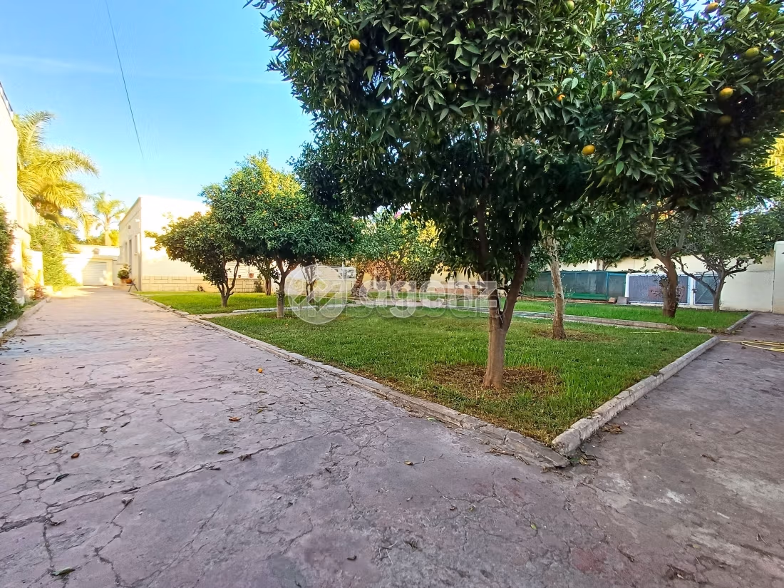 Luxury Villa for sale in Californie. Area 943 m². Parking spaces