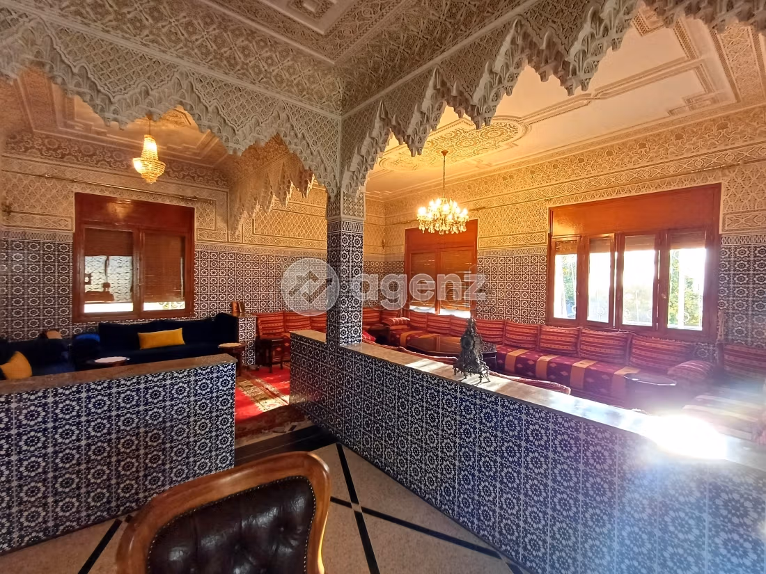 Luxury Villa for sale in Californie. Area 943 m². Parking spaces