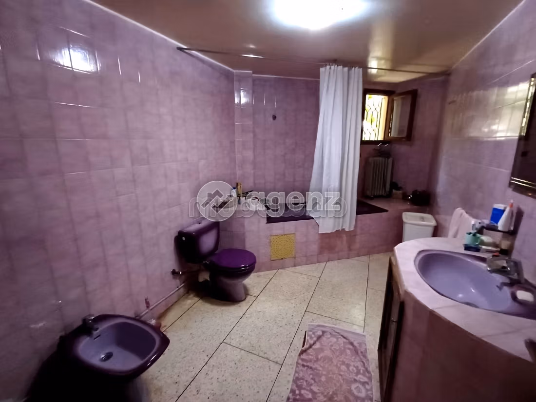 Fabulous villa for sale in Hay Al Azhar. 4 beautiful rooms. Parking spaces and beautiful garden