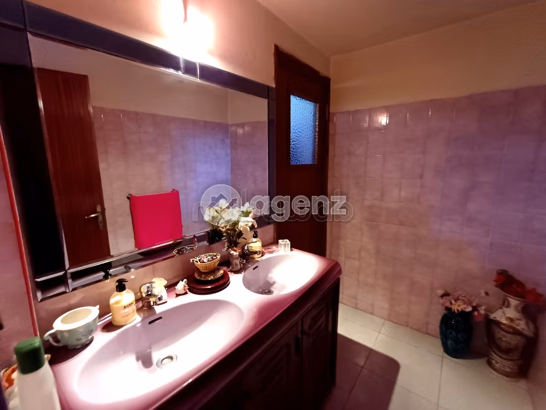 Fabulous villa for sale in Hay Al Azhar. 4 beautiful rooms. Parking spaces and beautiful garden