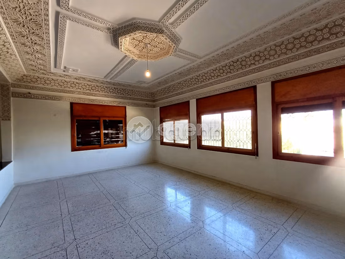 Fabulous villa for sale in Hay Al Azhar. 4 beautiful rooms. Parking spaces and beautiful garden