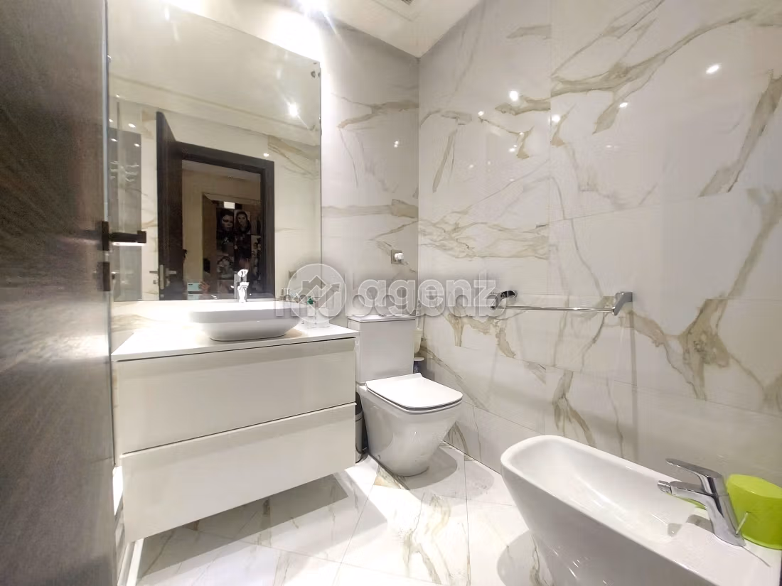 Rent an apartment in Racine. Small area 176 m². Ample storage space