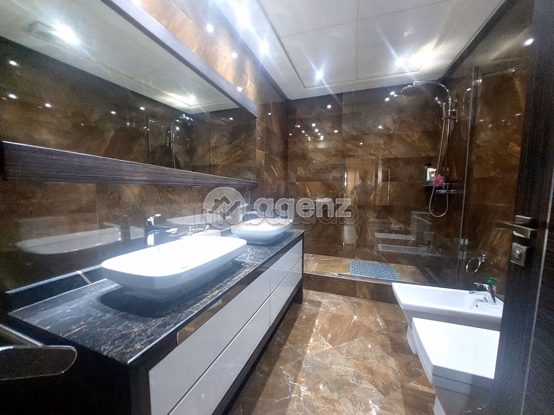 Rent an apartment in Racine. Small area 176 m². Ample storage space