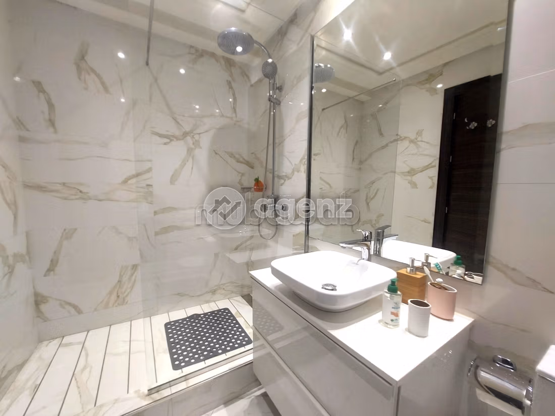 Rent an apartment in Racine. Small area 176 m². Ample storage space