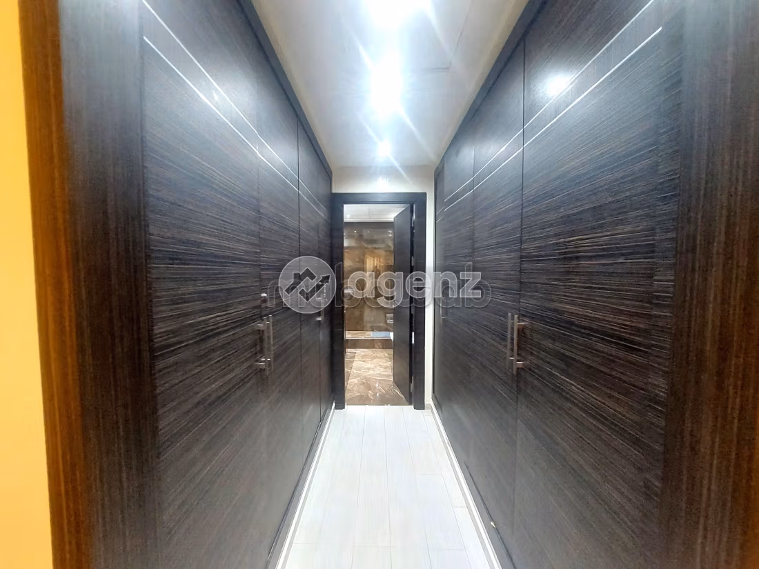 Rent an apartment in Racine. Small area 176 m². Ample storage space