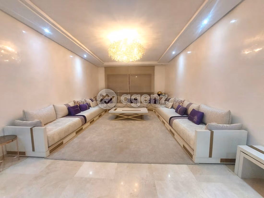 Rent an apartment in Racine. Small area 176 m². Ample storage space