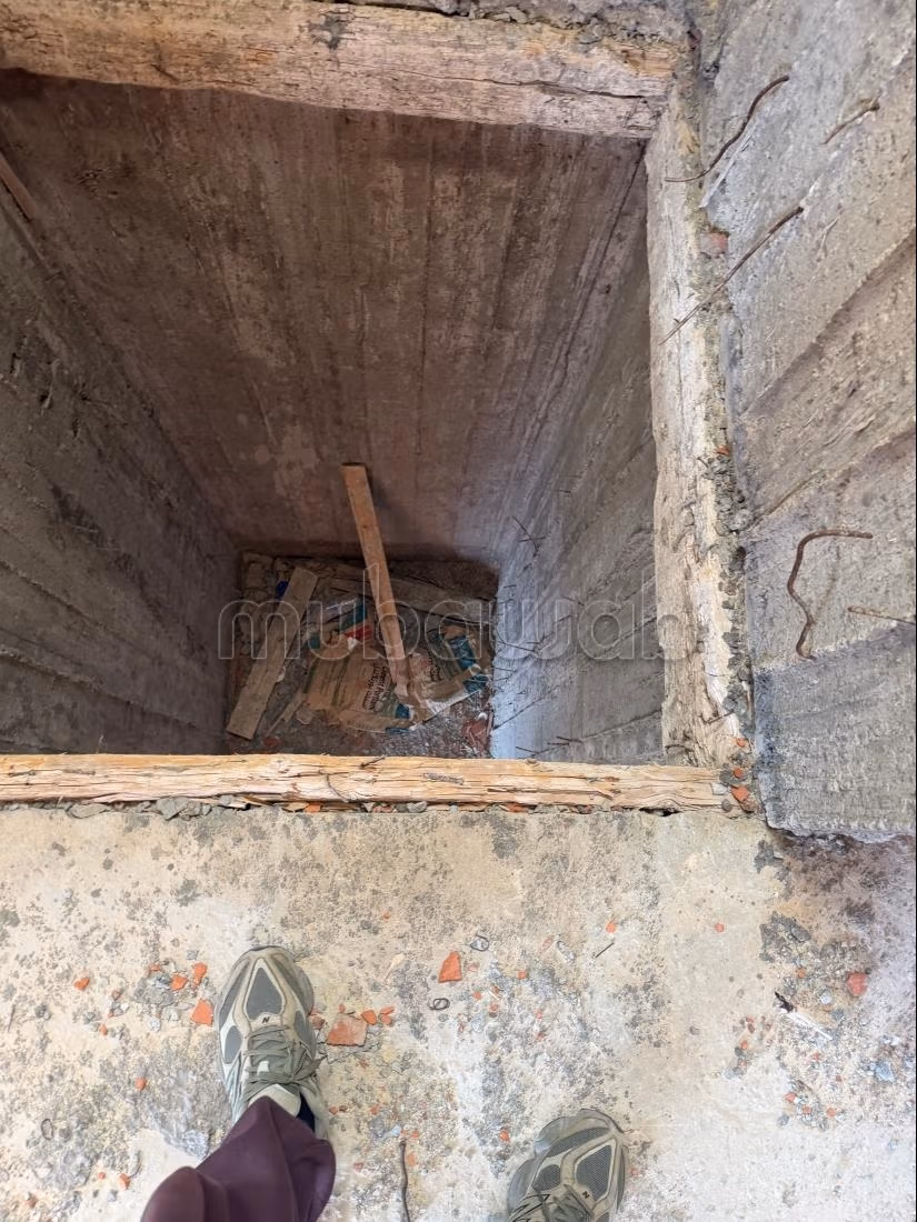 Louez ce local commercial à Mnihla.
Superficie 1050 m².
Porte blindée, sécurité